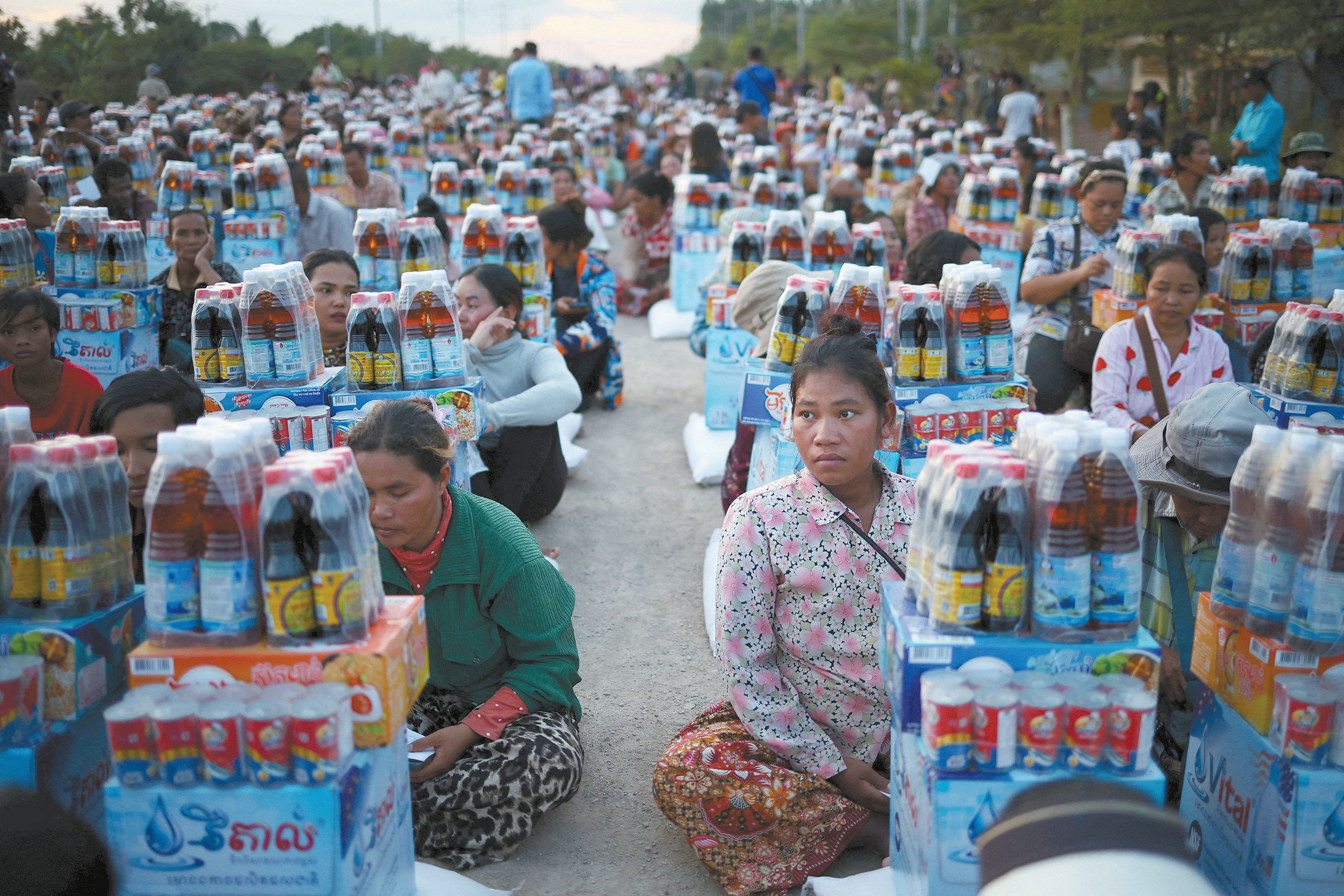 截至12月14日，本轮泰柬边境冲突仍在持续。图为13日，难民在柬埔寨班迭棉吉省的难民营领取物资援助。（IC photo）