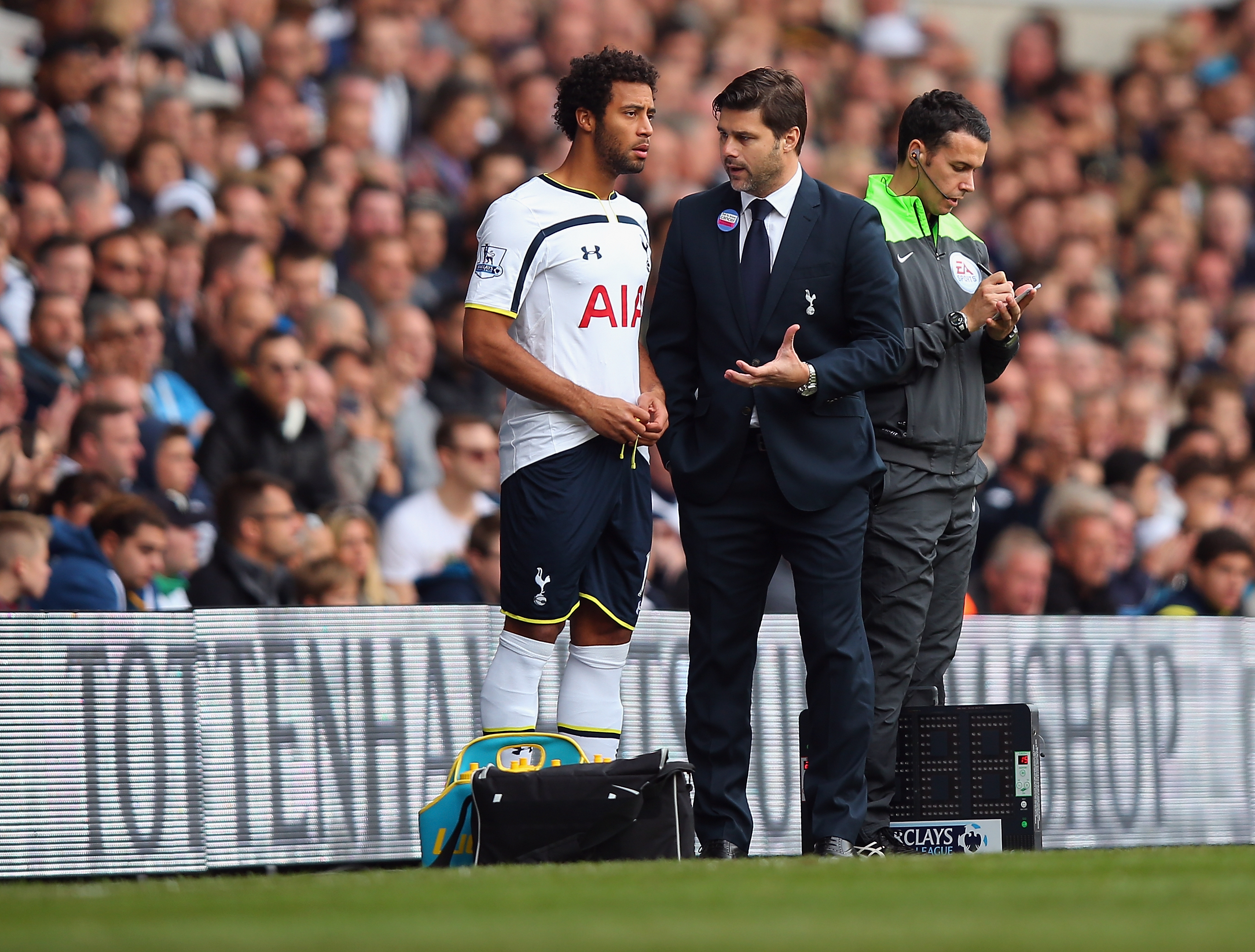 LONDON, ENGLAND - OCTOBER 05: Tottenham Hotspur Manager Mauricio Pochettino talks to Mousa Dembele during the Barclays Premier League match between Tottenham Hotspur and Southampton at White Hart Lane on October 5, 2014 in London, England. (Photo by Bryn Lennon/Getty Images)