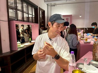 世界最臭鯡魚罐頭&hellip;修杰楷豁出去吃了！　「咬3口」崩潰皺眉：超噁