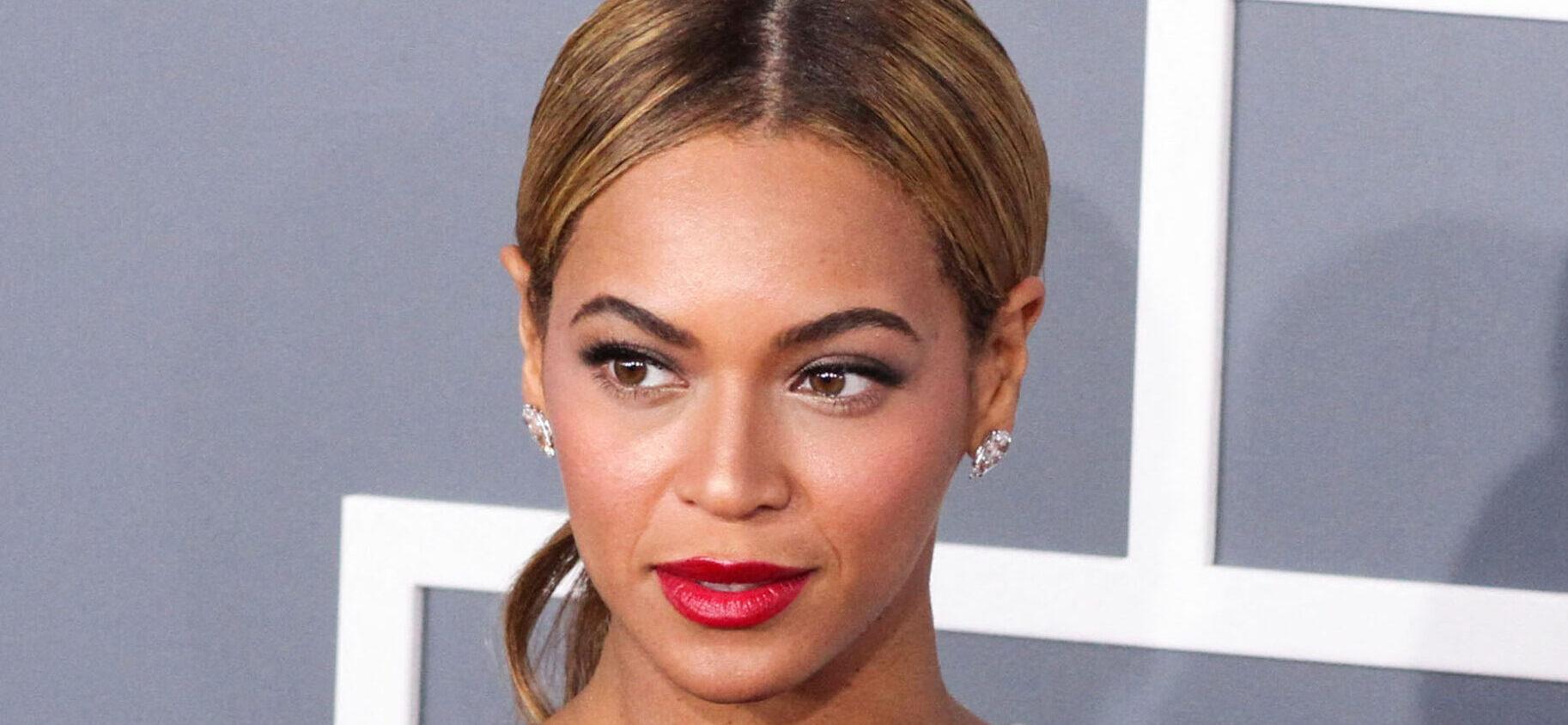 Beyonce wearing red lip stick