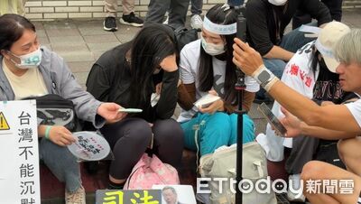 快訊／柯文哲重判17年　北院外小草院哭泣拭淚