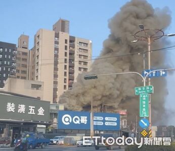 快訊／高雄鐵皮屋大火！超濃黑煙狂竄天際　消防急衝現場搶救