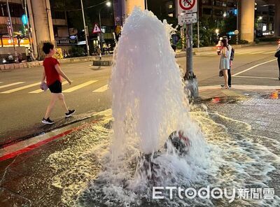 北市大安路驚現「水樂園」！吊車撞斷消防栓　水柱狂噴半小時