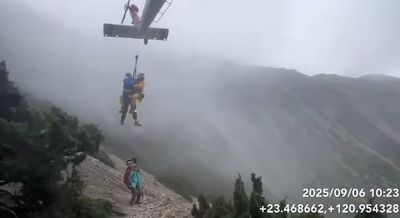 女登山客受傷！空勤總隊驚險救援畫面曝光　雲霧濃密嚇壞網友
