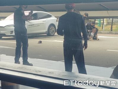 「黃牛特斯拉」桃機違法攬客拒檢！警轟8槍攔車　港女摔落險遭輾