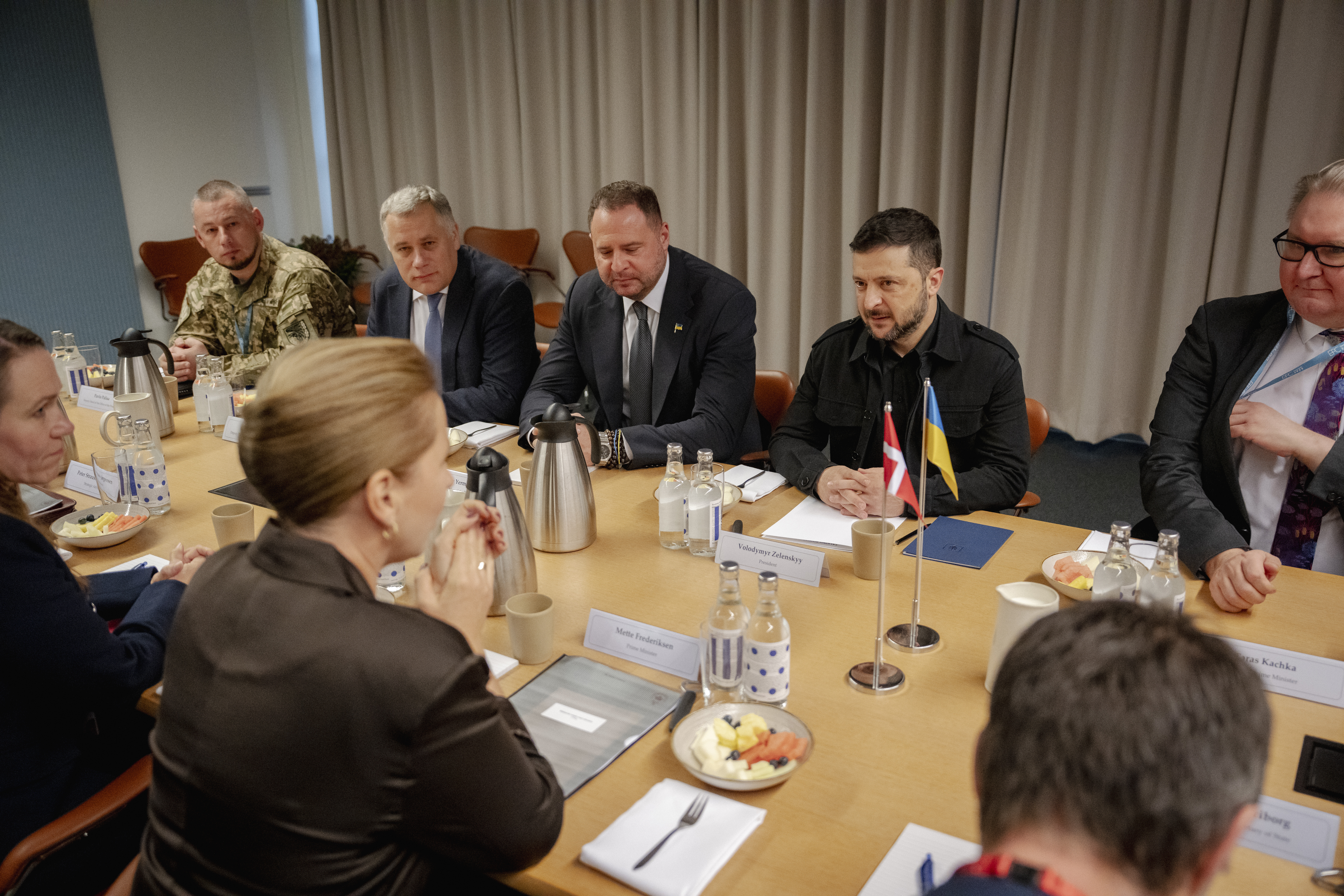 epa12425178 Denmark's Prime Minister Mette Frederiksen (2-L, front) meets with Ukraine's President Volodymyr Zelensky (2-R, back)ahead of the 7th meeting of the European Political Community (EPC) in Copenhagen, Denmark, 02 October 2025. The summit, bringing together leaders from across the continent, will focus on defense and support for Ukraine, the security situation in Europe, including economic security and migration. EPA/MADS CLAUS RASMUSSEN DENMARK OUT
