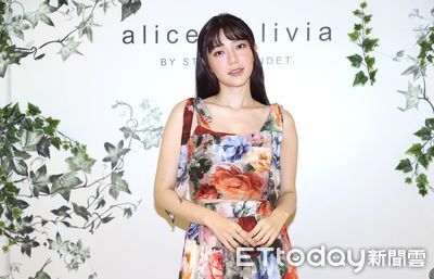 郭雪芙平常不浪漫卻被印花洋裝圈粉　 alice + olivia限定娃娃T恤必收