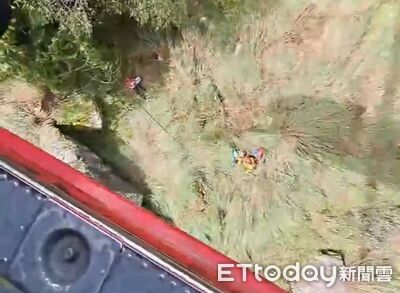 快訊／女山友攀安東軍山摔落溪谷手骨折　黑鷹直昇機吊掛送醫