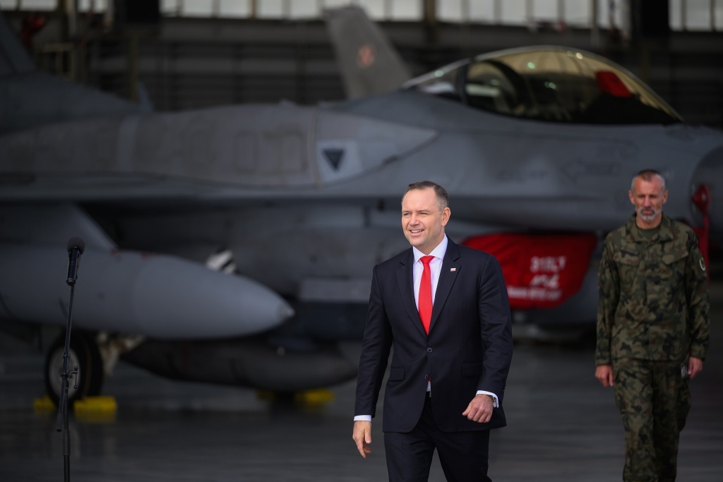 当地时间2025年9月11日，波兰波兹南-克热西尼，波兰总统卡罗尔&middot;纳夫罗茨基在第31战术空军基地会见士兵。总统对克热西尼空军基地的紧急访问与俄罗斯无人机侵犯领空有关。视觉中国 图