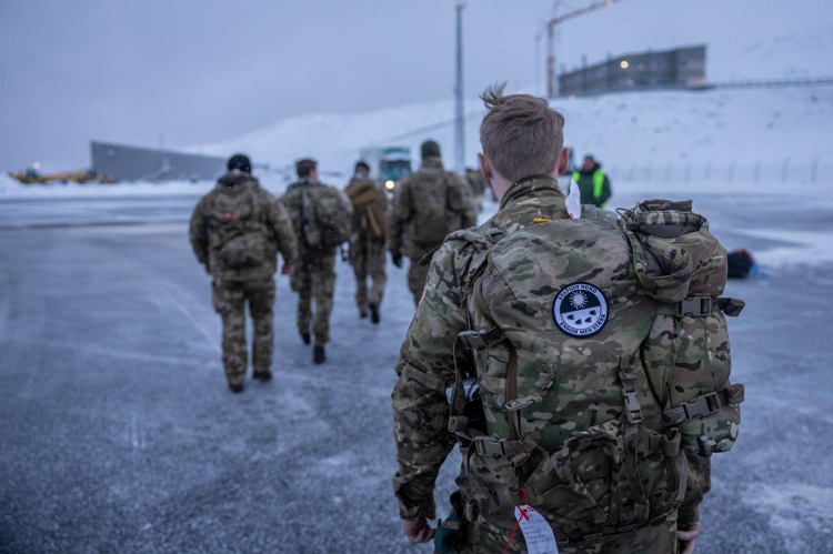 图为丹麦军方在社交媒体上发布的3张照片。