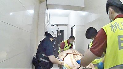 快訊／鋸齒刀衝浴室狠割喉！她全裸逃超商求救...恐怖情人收押