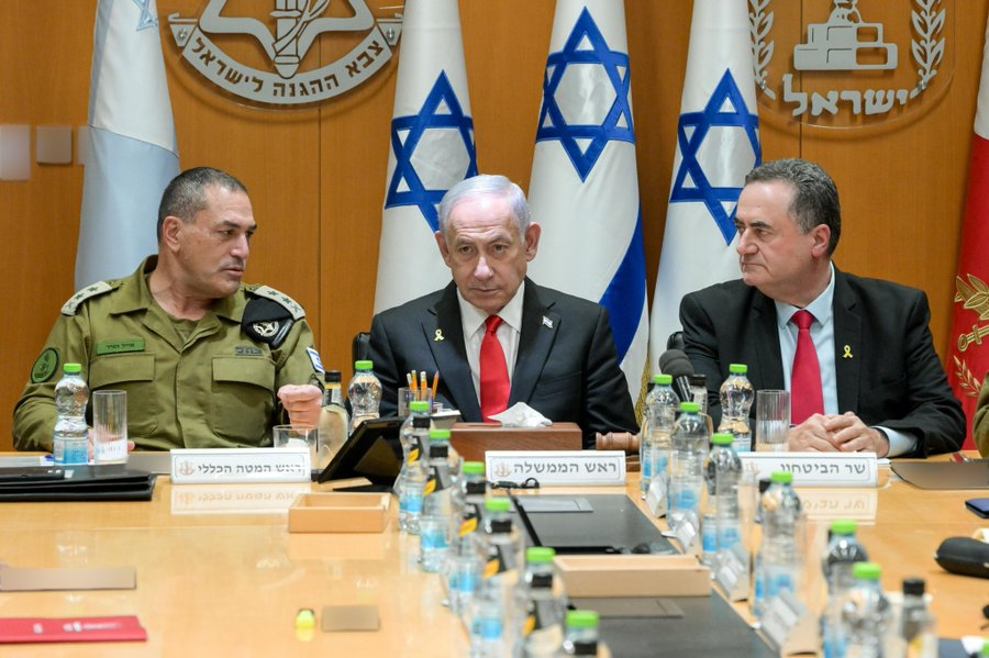 当地时间6月30日，内塔尼亚胡（中）、扎米尔（左）与以色列国防部长卡茨（右）参加会议。图源：以色列总理办公室社交媒体官方账号