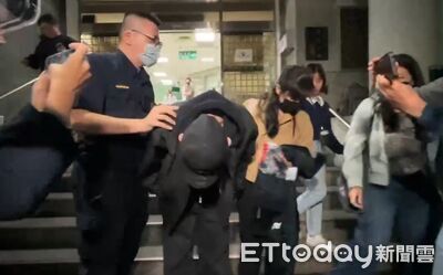 快訊／王子湊到50萬交保　「90度鞠躬」道歉離開地檢署