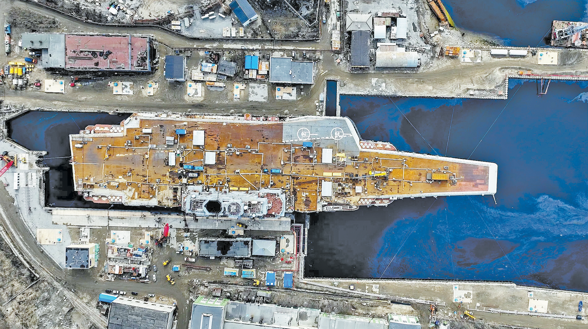 停靠在修船厂的&ldquo;库兹涅佐夫&rdquo;号航母（图源：外媒）