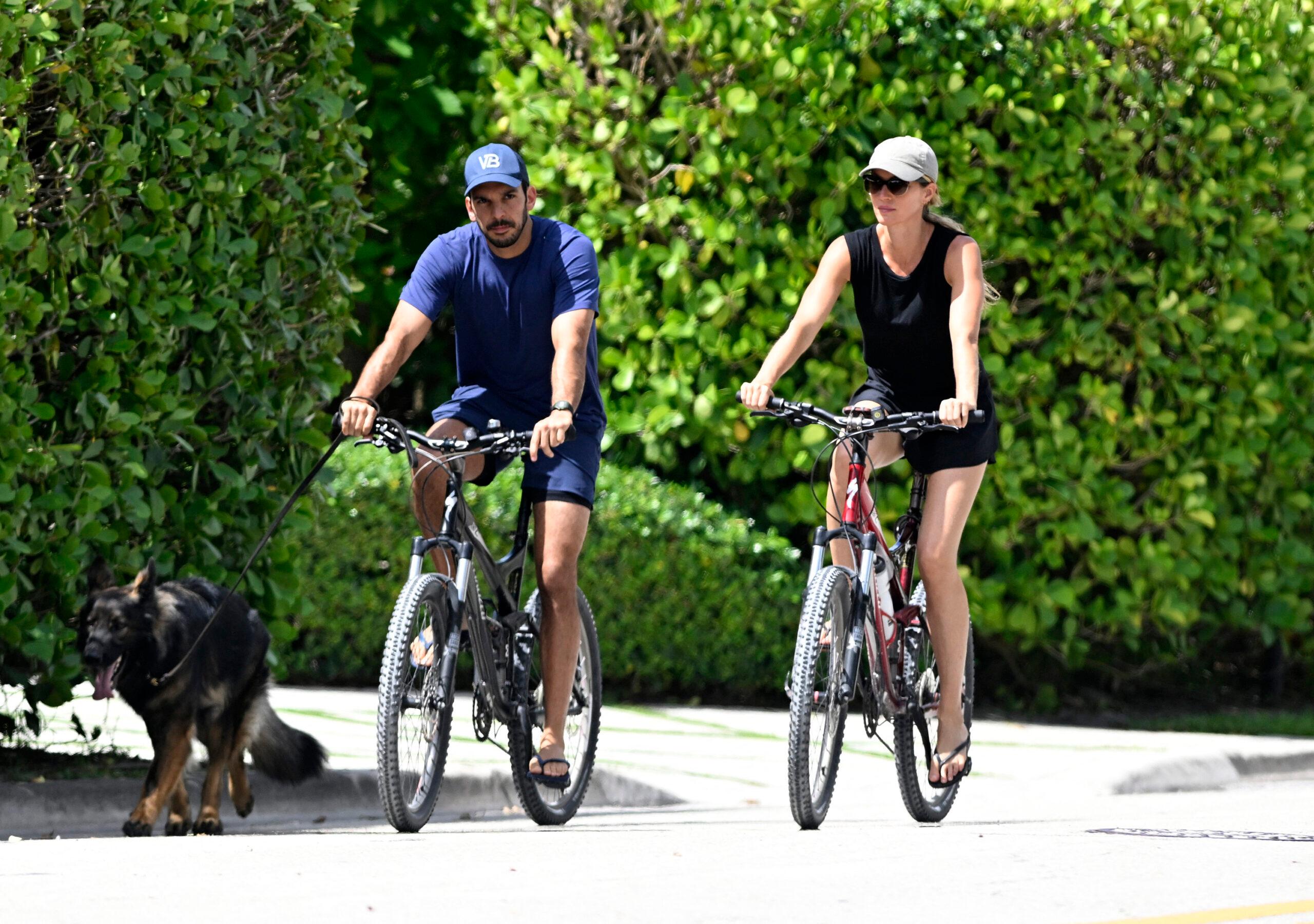 Gisele B&uuml;ndchen and her boyfriend Joaquim Valente ride bike