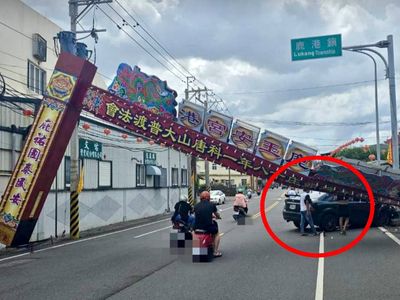 剛辦完18年大普度！移工開車「撞毀牌樓」...驚險瞬間曝光