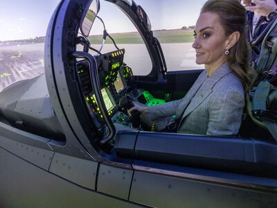 凱特王妃帥氣造訪空軍基地　洩小王子開戰鬥機夢想