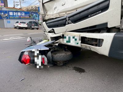 路口紅綠燈沒亮！女騎士遭撞卡車底身亡　彰化縣府國賠94萬