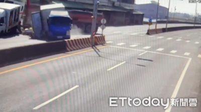 驚悚瞬間曝光！嘉義小貨車迴轉&hellip;聯結車迎頭撞上「衝進早午餐店」