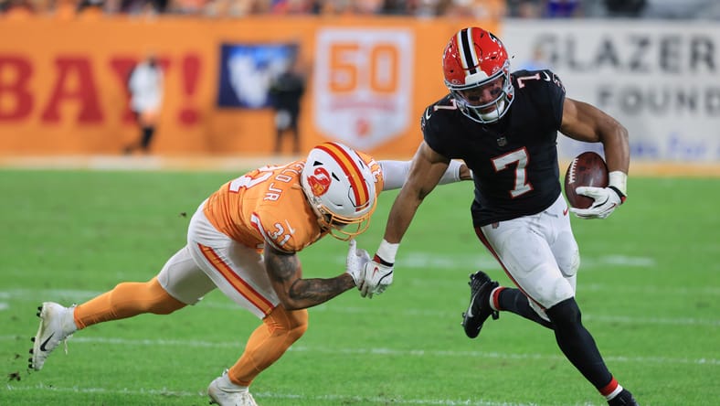Bijan Robinson runs the ball against the Buccaneers at Raymond James Stadium.