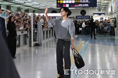 朴寶劍拎微笑包超親切　戴23萬歐米茄錶絕配優雅灰裝