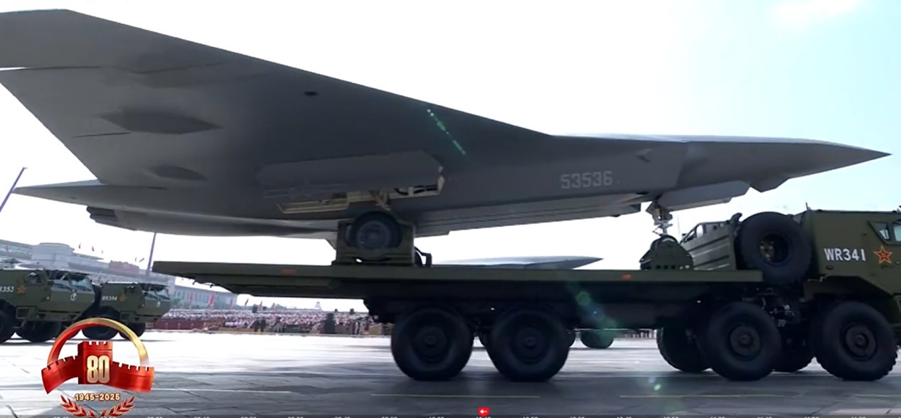 注意机头下方有类似于歼20的EOTS