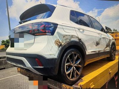 國道大貨車突左偏撞轎車！駕駛撿打火機釀禍　驚險畫面曝