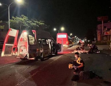 機車男女深夜追撞轎車！彈飛再撞公車　女乘客無生命跡象