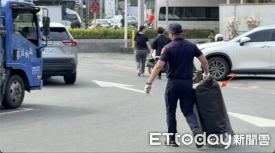 「你媽死了」載屍趴走！兒女悲痛陪同相驗　車內詭異行李箱曝