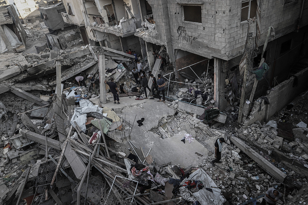 7月9日，以色列空袭加沙地带，巴勒斯坦民众搜寻幸存者。（视觉中国）