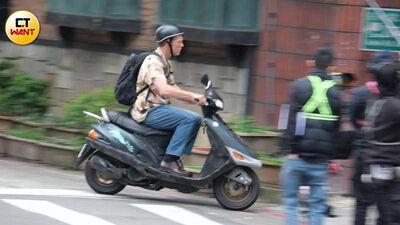 超大咖！《阿凡達》男星0偽裝現身台北街頭 戴西瓜皮安全帽騎車全被拍