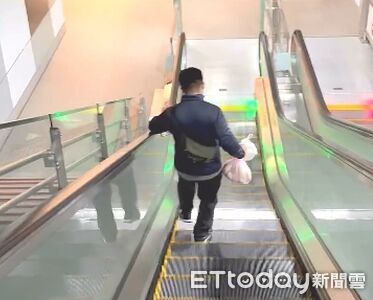 變態狼捷運手扶梯掀裙偷拍底褲　OL開罵！他急刪照片裝無辜