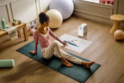 三星推出「觸控投影機」投影畫面直接點　43公分距離能看100吋