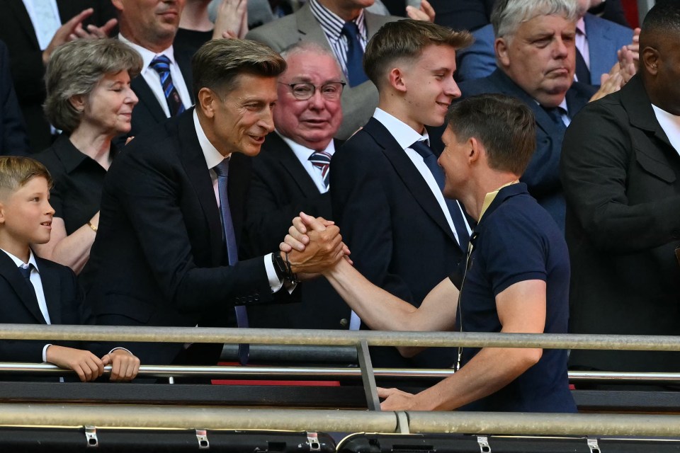 Crystal Palace chairman Steve Parish (L) shakes hands with Crystal Palace's Austrian manager Oliver Glasner (R) after Palace win the English FA Community Shield football match between Crystal Palace and Liverpool at Wembley Stadium, in London on August 10, 2025. Palace won the penalty shoot-out 3-2 after the game finished 2-2 in 90 minutes. (Photo by Glyn KIRK / AFP) / NOT FOR MARKETING OR ADVERTISING USE / RESTRICTED TO EDITORIAL USE (Photo by GLYN KIRK/AFP via Getty Images)
