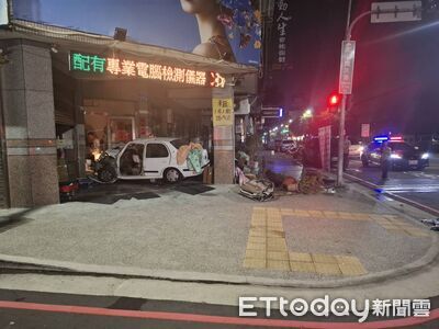 自小客撞BMW失控衝進修配廠！還鏟翻4機車　駕駛受困腳骨折