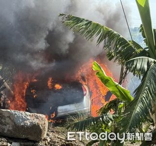 台南後壁自小客車自撞起火！　2人受傷送醫