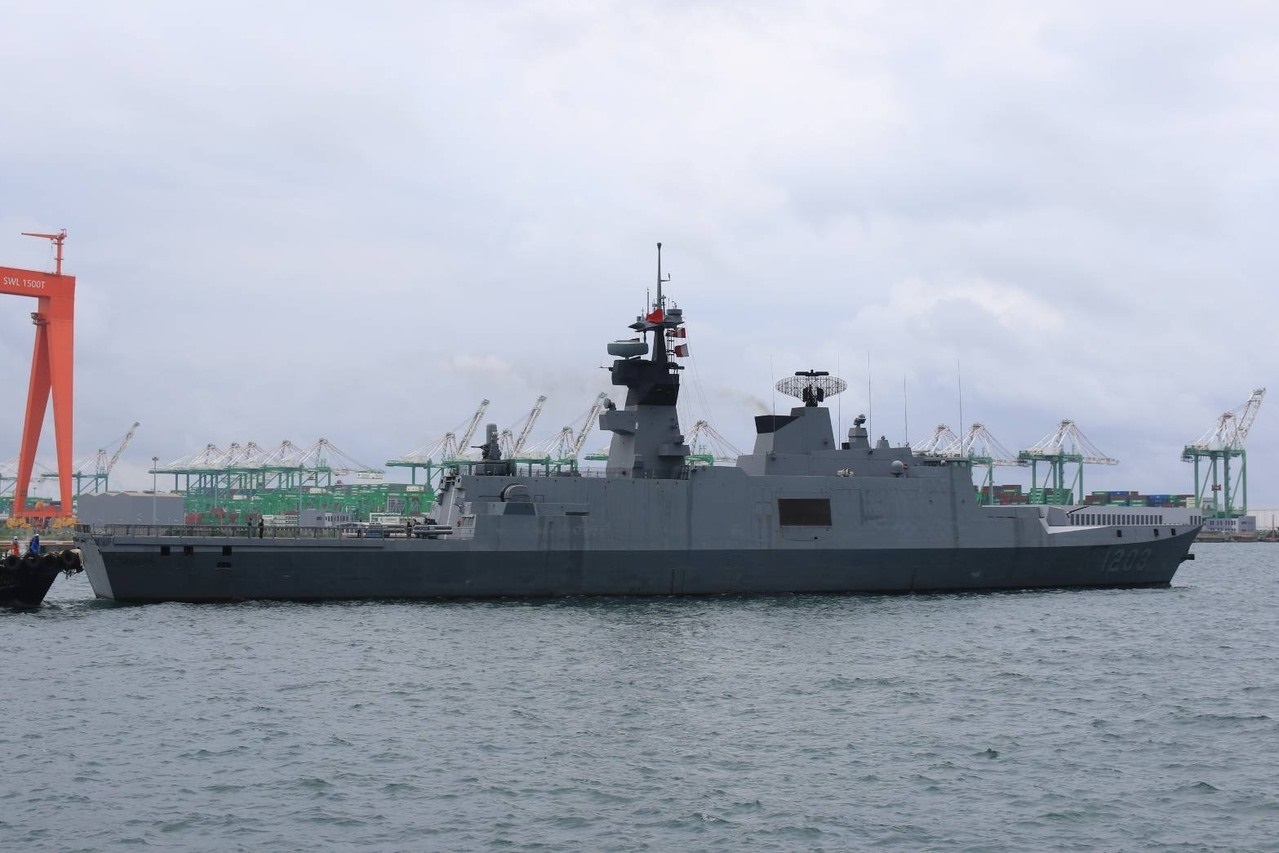 28日上午，当地民众拍摄到&ldquo;承德军舰&rdquo;驶出高雄港进行海上测试