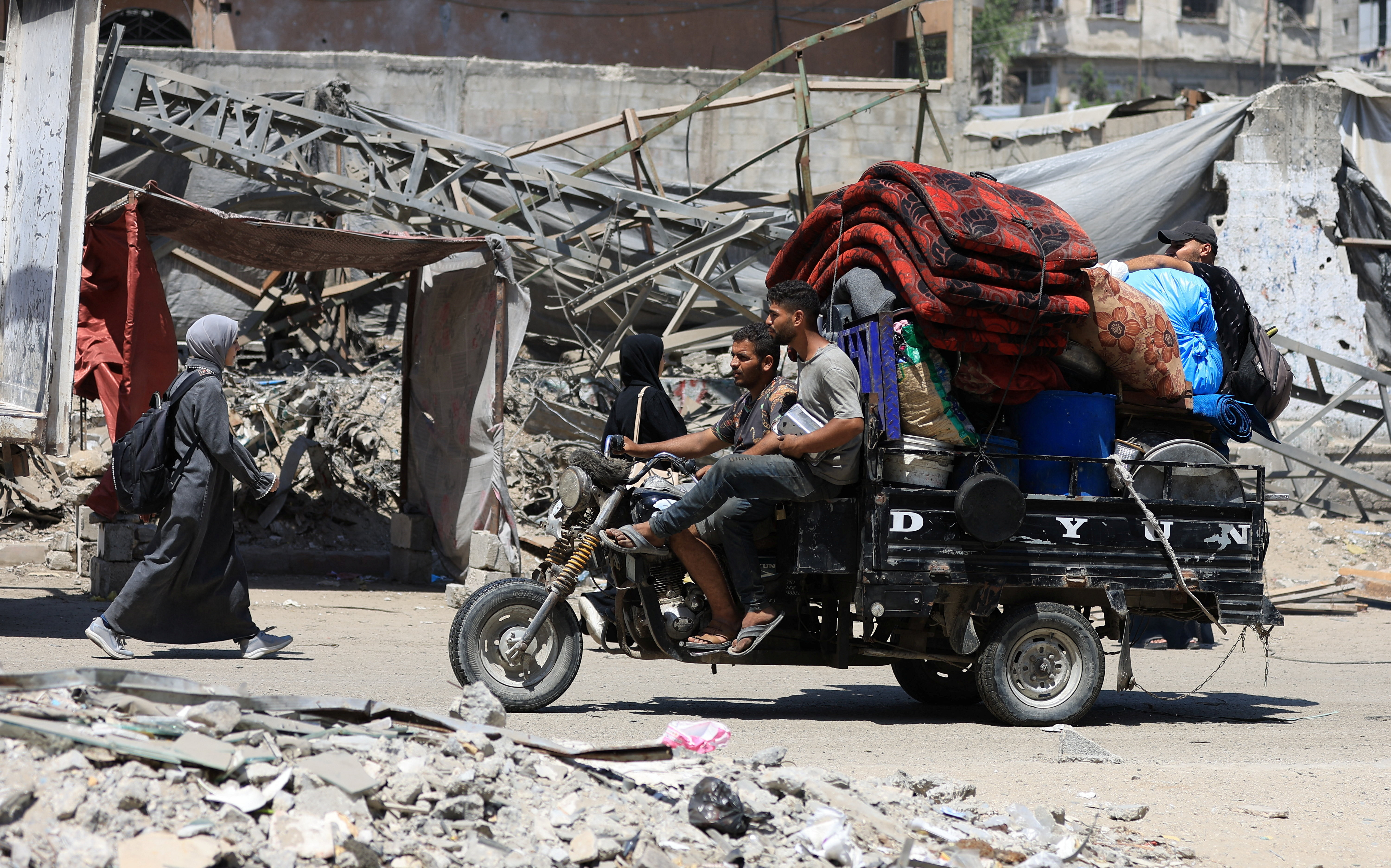 Displaced Palestinians make their way as they flee from one area to another within Gaza City, amid an Israeli military operation, in Gaza City, August 28, 2025. REUTERS/Dawoud Abu Alkas