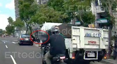 獨／路怒症來了！騎士超車「比中指」　老司機：哪裡得罪他？