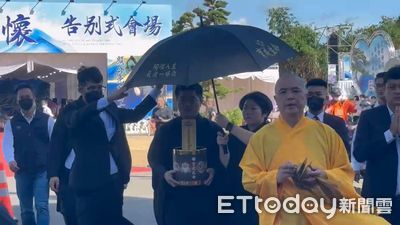 顏清標父今告別式！顏寬恒捧牌位忍悲現身　各界人士估3000人到場