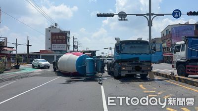 驚險畫面曝！預拌混凝土車撞分隔島「子車解體翻覆」　泥沙傾瀉