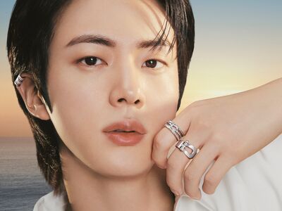 BTS成員Jin鑽石耳扣百搭　FRED珠寶配Gucci服帥氣登場