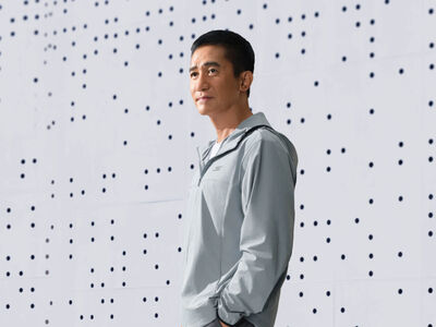 影帝梁朝偉代言SKECHERS！腳踩厚底彈力鞋成為熟男穿搭天花板