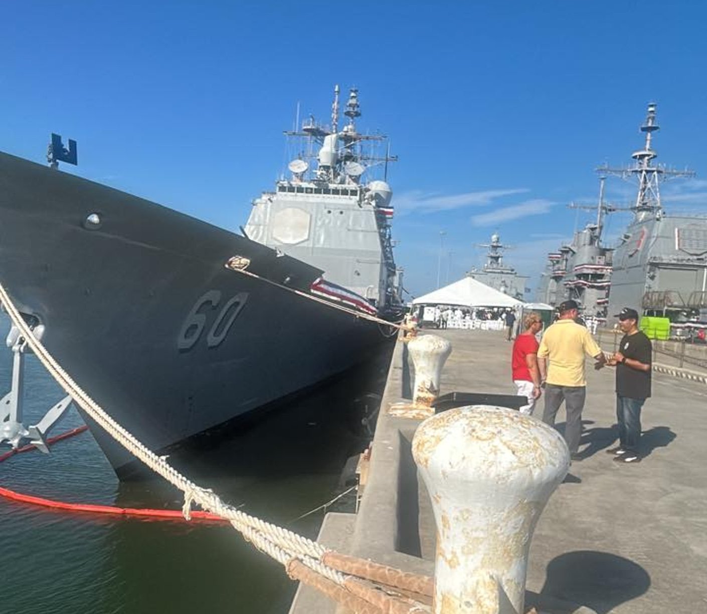 退役仪式现场的CG-58&ldquo;菲律宾海&rdquo;（上图）与CG-60&ldquo;诺曼底&rdquo;（下图） 社交媒体