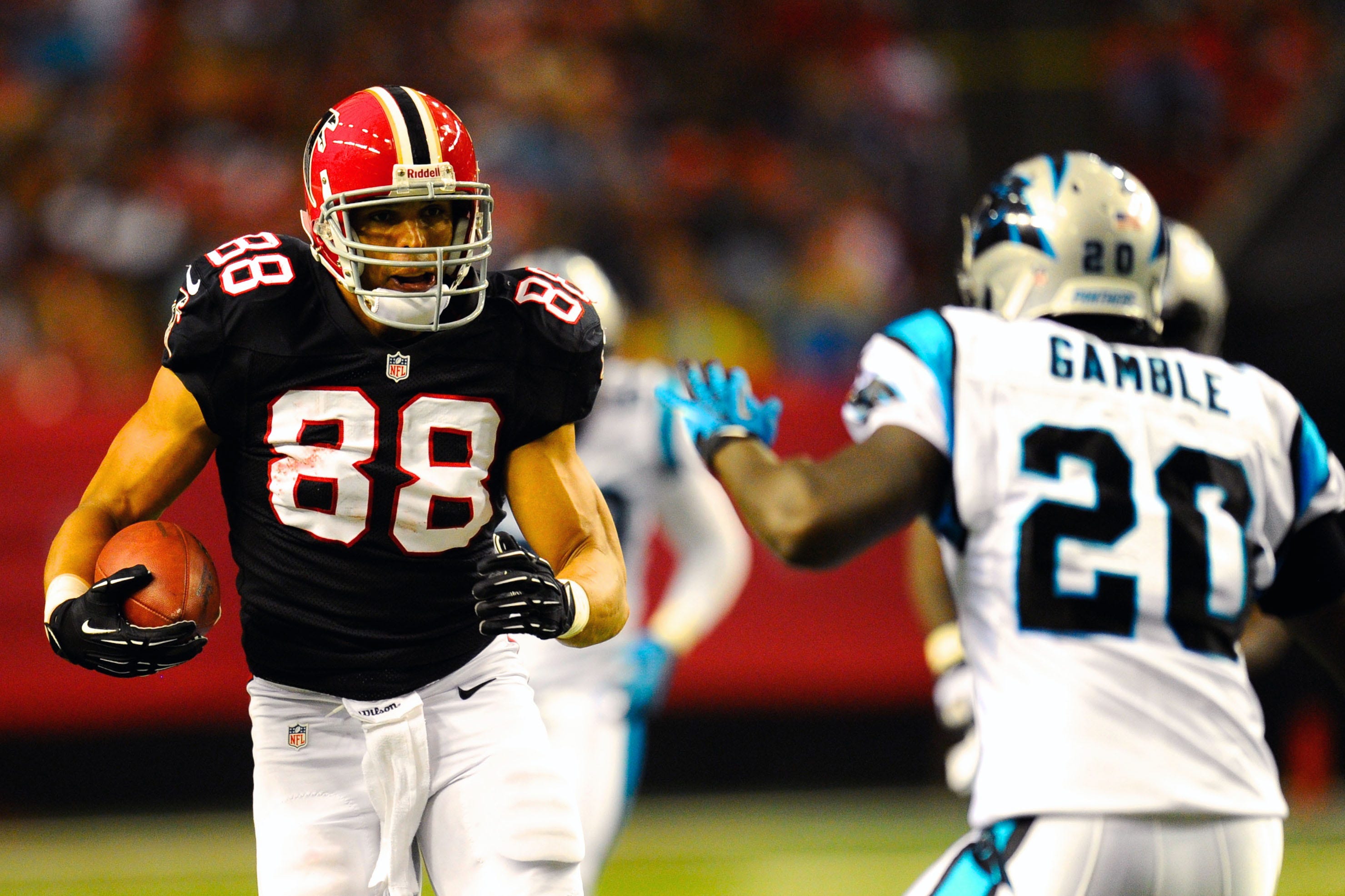 Atlanta Falcons tight end Tony Gonzalez runs with the ball against Carolina Panthers cornerback Chris Gamble.