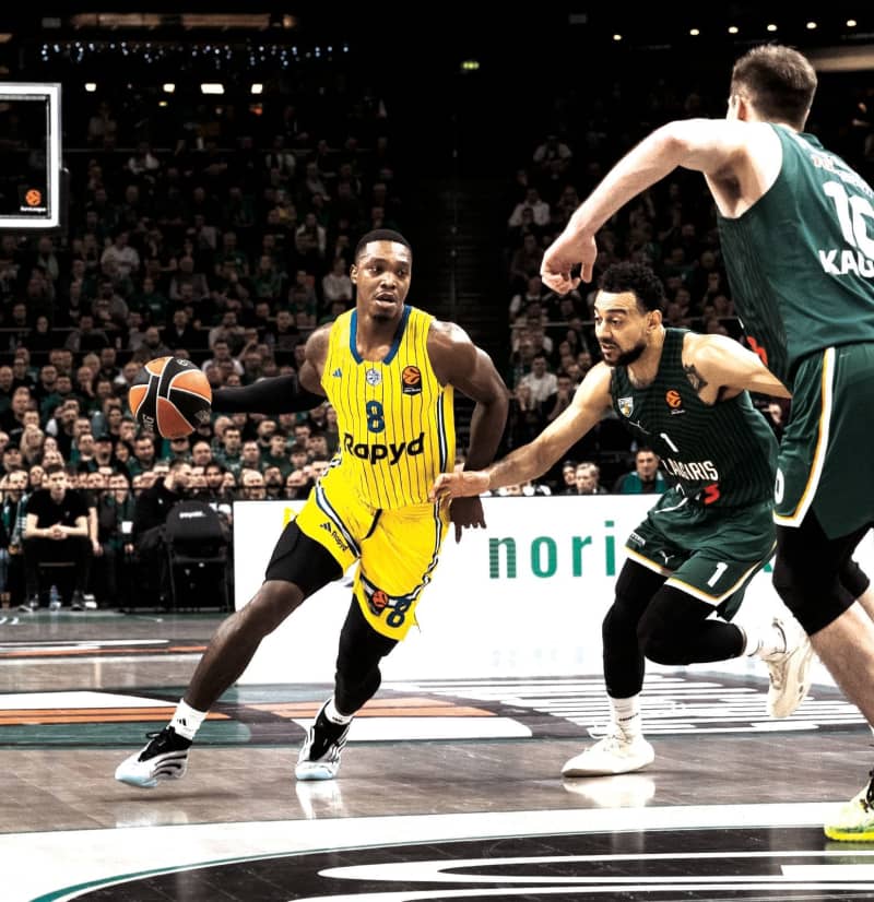 LONNIE WALKER scored a game-high 23 points to lead Maccabi Tel Aviv to a 83-65 upset victory of Zalgiris to improve its Euroleague record to 4-10. (photo credit: Elad Goldstein/Maccabi Tel Aviv/Courtesy)