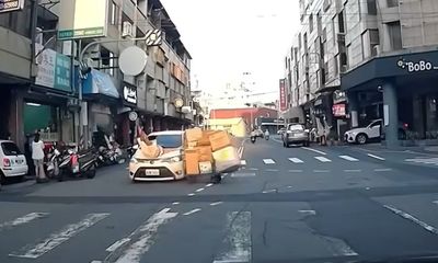 彰化75歲翁駕車撞回收婦！她彈飛重摔紙箱散落　驚悚畫面曝