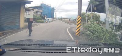 嚇人！宜蘭男「右手斧頭左手拐杖」對人車揮舞 　路人驚恐報警