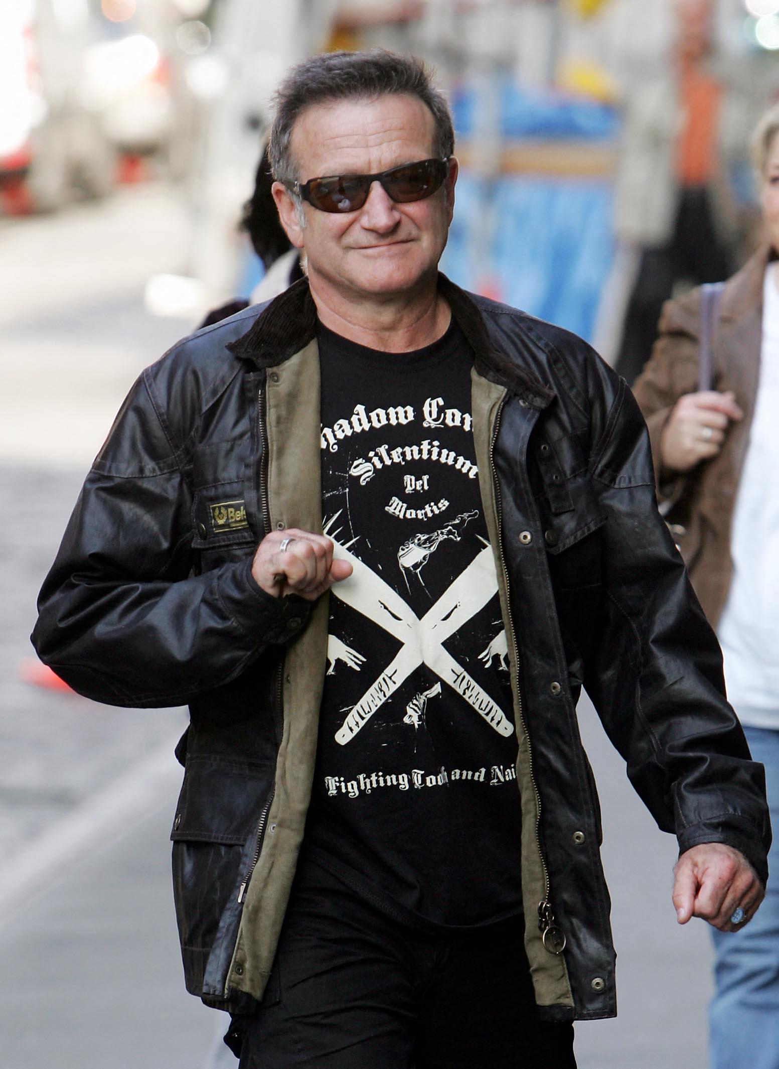 Robin Williams walking in New York