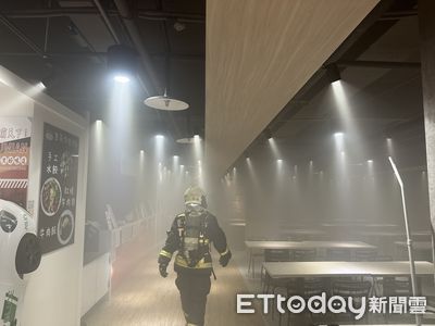 中興大學美食街深夜起火！疑電線外皮燒熔釀禍　濃煙密布畫面曝